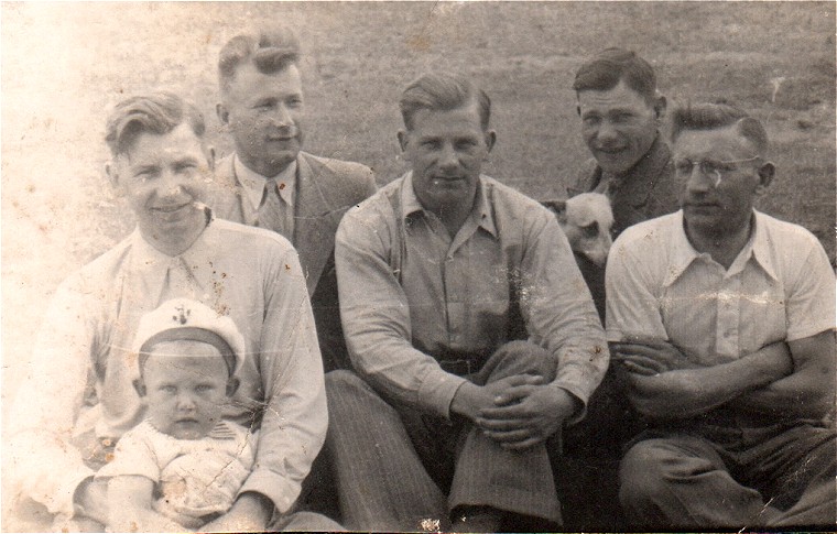 Zenon Jankowski (w rodku) razem z brami.<BR>Fotografia z lat 30-tych XX w.