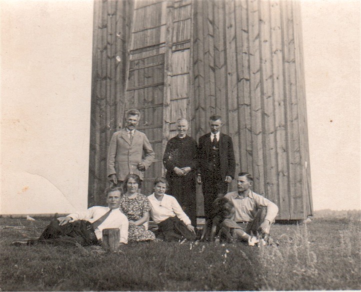 Rodzina Jankowskich, okres miedzywojenny.<BR>Siedzi,  pierwszy z prawej, Zenon Jankowski, uczestnik wojny 1920 r.