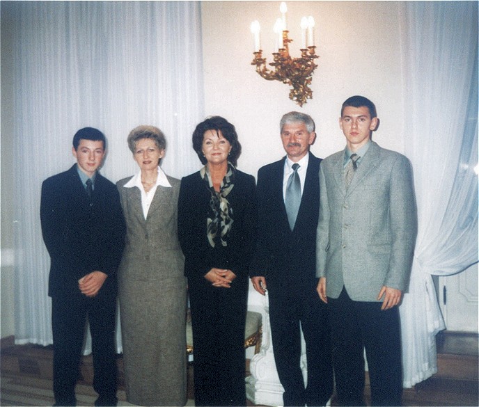 Prywatne spotkanie rodziny Jankowskich z Sierpca z Jolant Kwaniewsk. 27 listopad 2003 r. Od lewej: Micha, Krystyna, Jolanta Kwaniewska, Janusz, Piotr.