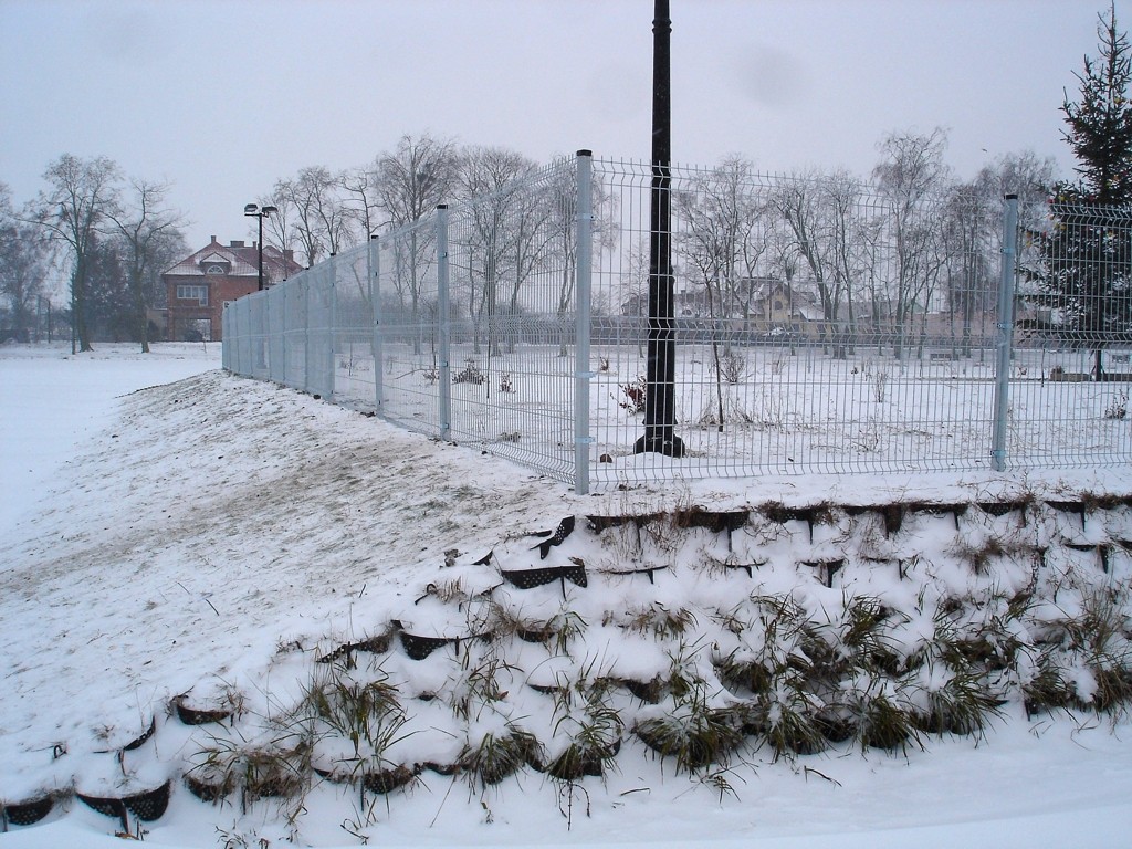 Metalowe ogrodzenie na wyspie na sierpeckich Jeziórkach, 9.01.2010 r.