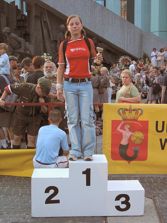 Katarzyna Filant - pierwsza wsrd dziewczt do lat 16. Z powodu baaganu organizacyjne­go,  na podium stana sama.