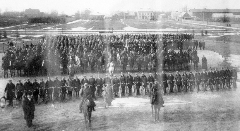 IV Obwód Pułku Strzelców Konnych, fotografia wykonana w latach 30-tych XX w.<BR>Daleko w tle ulica Piastowska (z prawej strony widoczna Szkoła Powszechna nr 2).