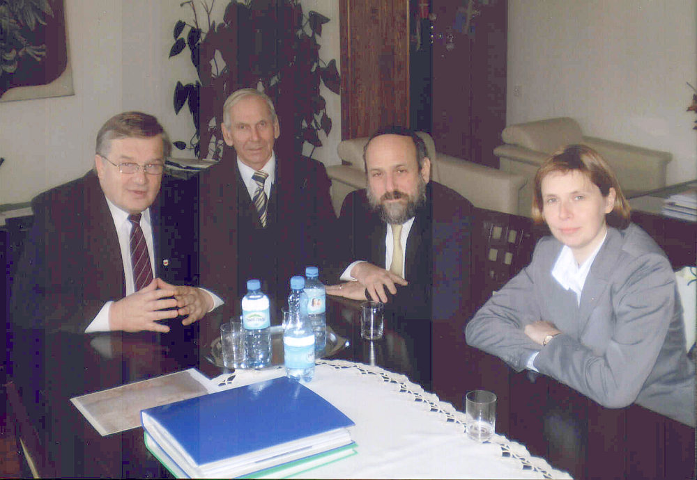 W gabinecie burmistrza. Od lewej: Marek Komider, Kazimierz Czermiski, Michael Schudrich, Monika Krawczyk.