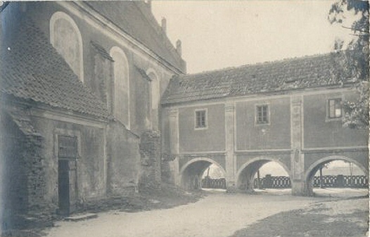 Widok na arkady przy sierpeckim klasztorze - fotografia z lat 50-tych XX w.
