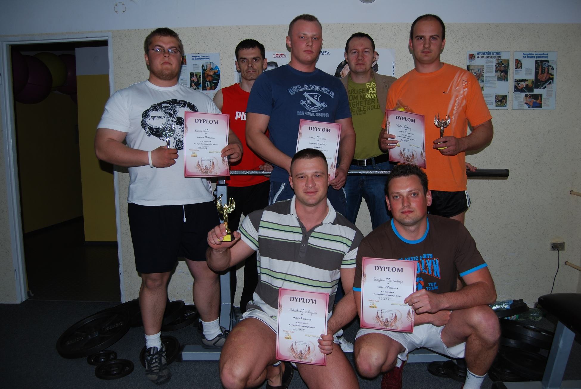 Uczestnicy II Zawodw Fitness Klubu Step i Redakcji Sierpc Online w Wyciskaniu Sztangi lec wraz z organizatorami imprezy.