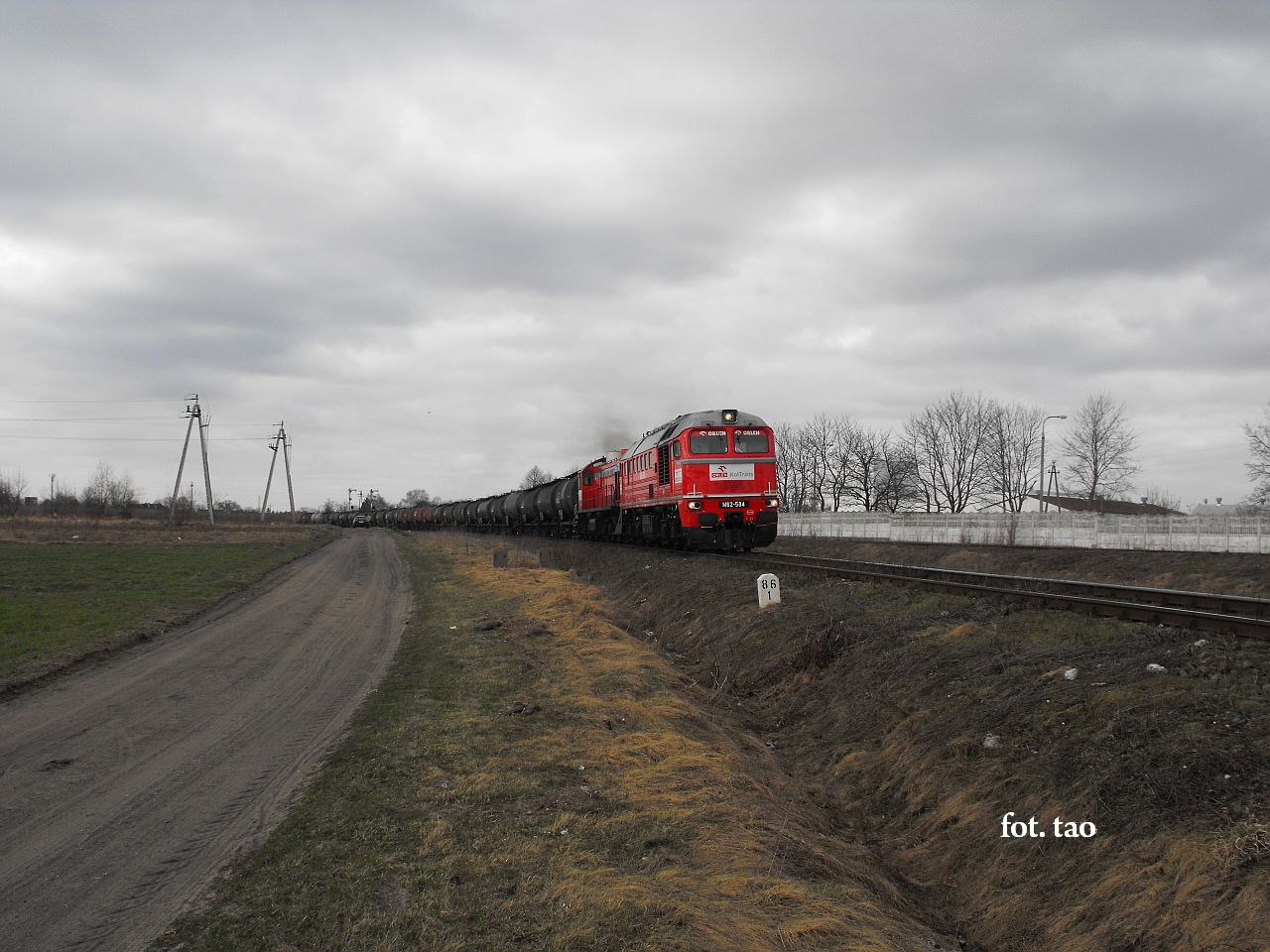 Towarowe lokomotywy KolTrans Orlen rozpdzajc si opuszczaj stacj Sierpc, wracaj do Pocka, 3.04.2011 r.