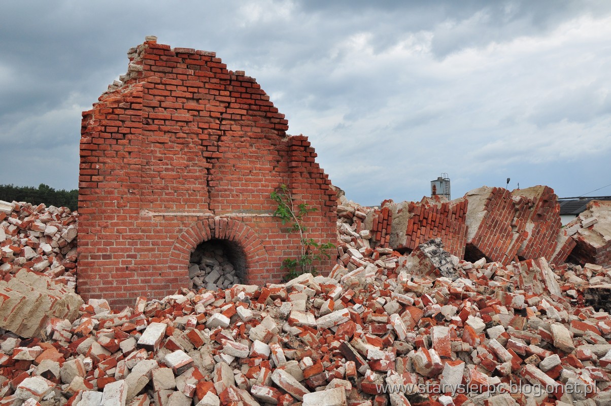 Rozebrany komin dawnej cegielni Gutowskich w Sierpcu przy ulicy Mickiewicza, fot. z dnia 1.06.2013 r.