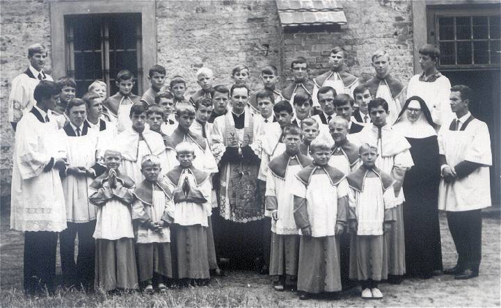 Fotografia poegnalna marianina Jana Sucharze­wskiego,  przed powrotem do Gry Kalwarii. Ok. 1966 r.