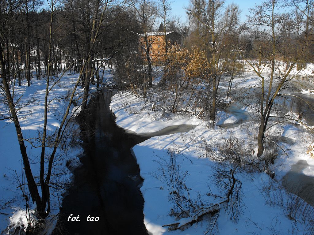 Kwaśno zimą. Widok na młyn z mostu drogowego, 23.01.2010 r.