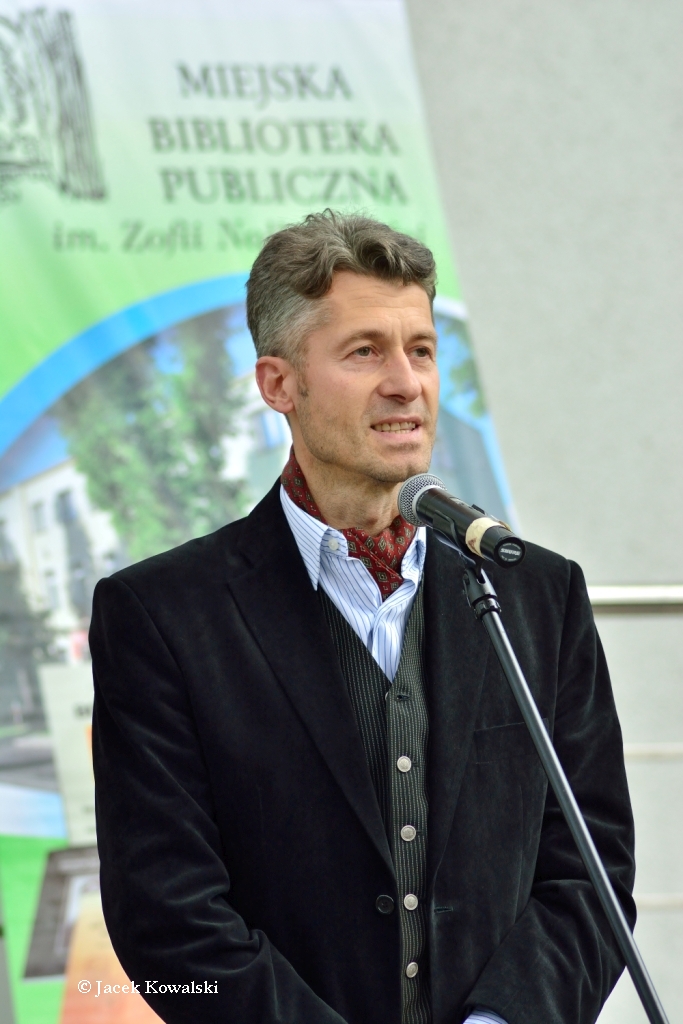 Kazimierz Starski - Marek Zdrojewski - naczelnik Wydziału Oświaty, Kultury i Zdrowia Urzędu Miejskiego. Pełnił także rolę drugiego współprowadzącego  imprezę.