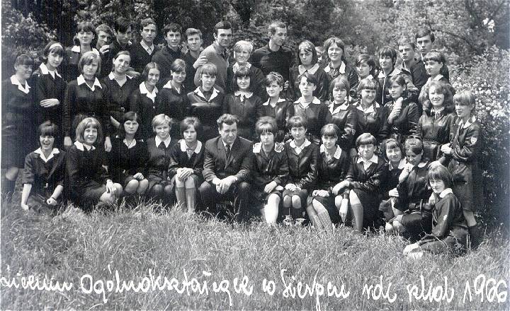 Klasa IX b Liceum Oglnoksztacce­go,  1966 r. Wychowawca - Aleksander Kapon.<BR>Uczniowie w kolejnoci alfabetycznej: W.Barcikowski, E.Bdzikowska, A.Biekowska, M.Blekicka, J.Baewska, J.Boniewska, A.Bodzianowska,  H.Brudzyska, T.Chmie­larczyk,  I.Filipkowska, W.Janicki, E.Jarecka, B.Jaroszewska, D.Jaskowska, C.Jdrzejczak, M.Kalinowska, A.Ksicka, I.Ksicka, E.Kierzek, H.Kowalska, J.Kraniewski, D.Krupiska, A.Kucharski, G.Kucharze­wska,  M.Lesisz, H.ada, T.Melibruda, J.Meller, D.Miazgowska, M.Naguszewska, J.Nowakowska, W.Owsiski, M.Pakulska, Z.Przybysze­wski,  M.Rentfleisz, B.Rosikiewicz, W.Sadowska, W.Sawicki, J.Siemiski, P.Smlczyski, B.Stryjewska, Z.Tomkielska, M.Warzycka, T.Wie­czorkowska,  A.Wojcie­chowski,  G.Woliska, L.Zbie­rzchowski 