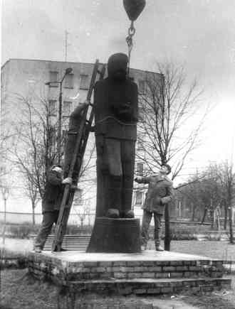 Demontowanie pomnika Juliana Marchlewskiego,  ktry sta w obecnym Parku im. Solidarnoci.<BR>Obecnie  na tym miejscu jest pomnik powicony oficerom pomordowanym przez Sowietw.