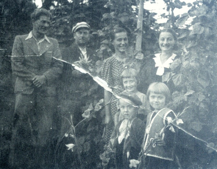 Rodzina Marcinkowskich-Jastrzbskich.  Lata 30-te XX w.<BR>Drugi z lewej Jzef Walenty Marcinkowski, pniejszy onierz AK, ROAK i NZW.