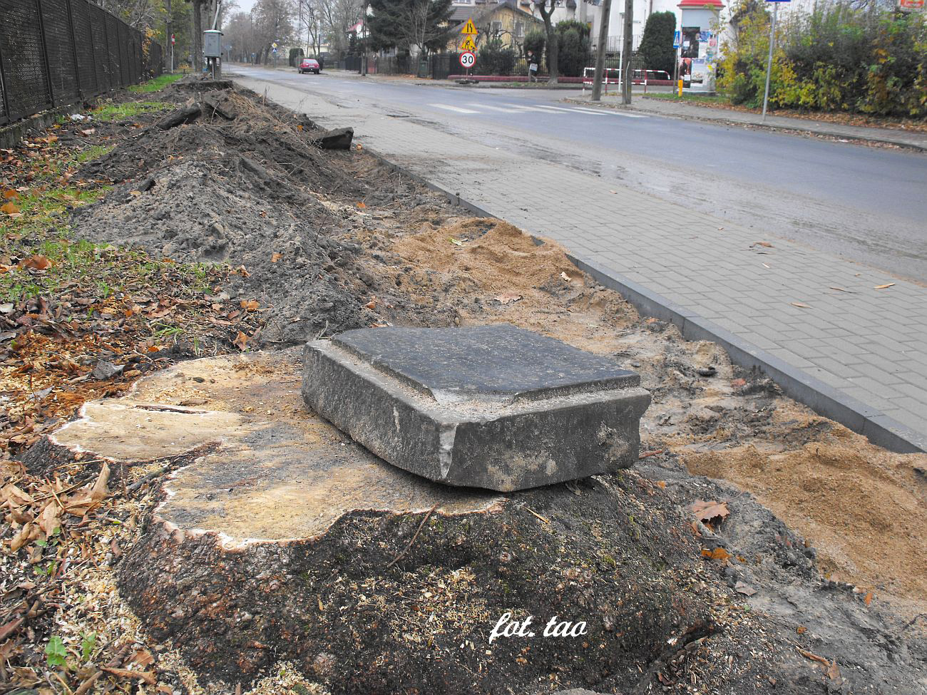 Zniszczona macewa odnaleziona na ul. Dworcowej w padzierniku 2013 r.