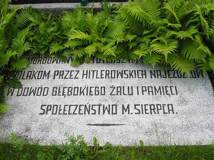 Tablica na mogile ludzi zamordowanych w nocy 18/19 I 1945 r. w sierpeckim więzieniu przez hitlerowców.