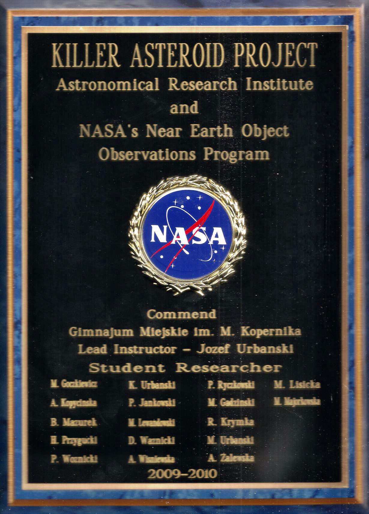 Zdjęcie pomiątkowej tablicy NASA i przykładowy dyplom.
