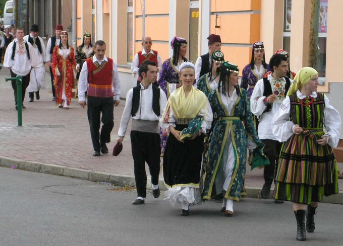 Uczestnicy festiwalu na ulicach Sierpca.