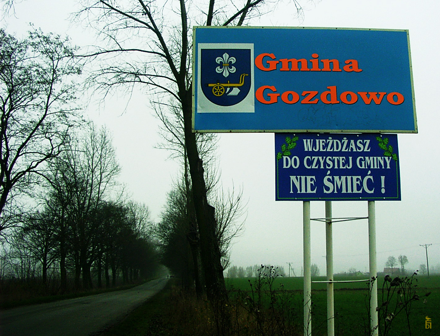 Witacz na granicy gminy Gozdowo z herbem