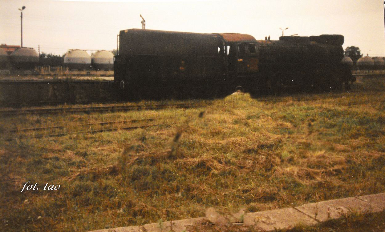 Ostatni sierpecki parowz z serii Ol-49, stoi przy rampie wyadowczej. Nigdy ju nie by rozpalony. Foto z lat 1992/93.