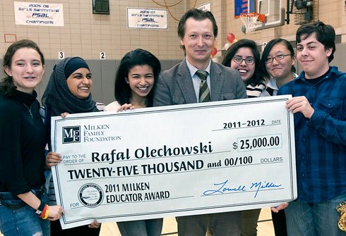 Sierpczanin Rafa Olechowski z uczniami tu po otrzymaniu nagrody Milken Family Foundation dla najlepszego nauczyciela w stanie Nowy Jork.