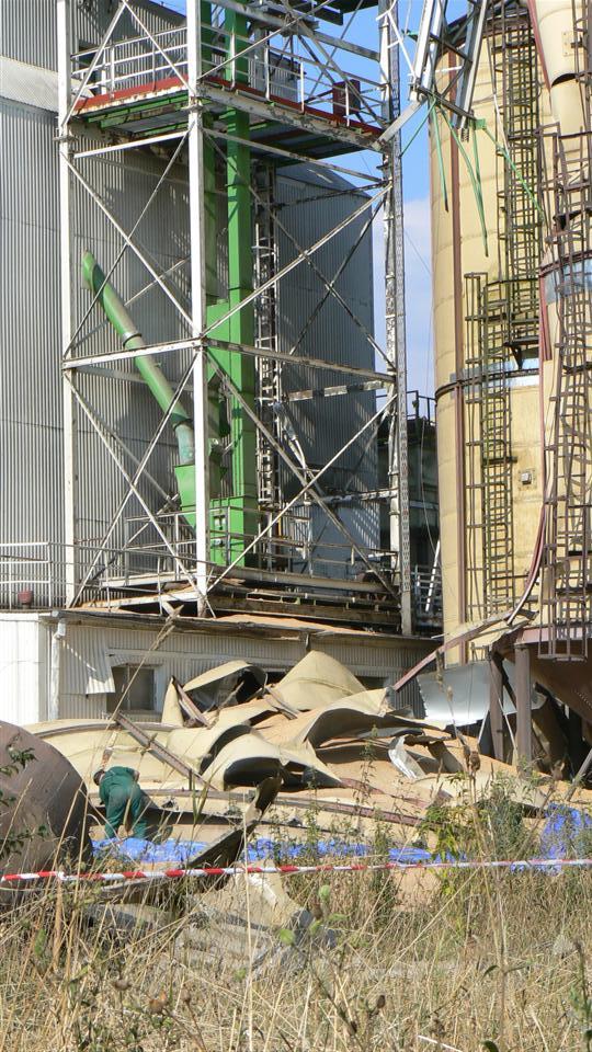 Katastrofa budowlana w Cargillu - na zdjciu zniszczony silos ze zboem, 19 sierpnia 2008 r.