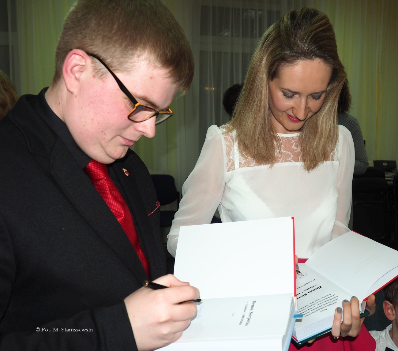 Magdalena Staniszewska i Tomasz Kowalski w trakcie podpisywania ksiki