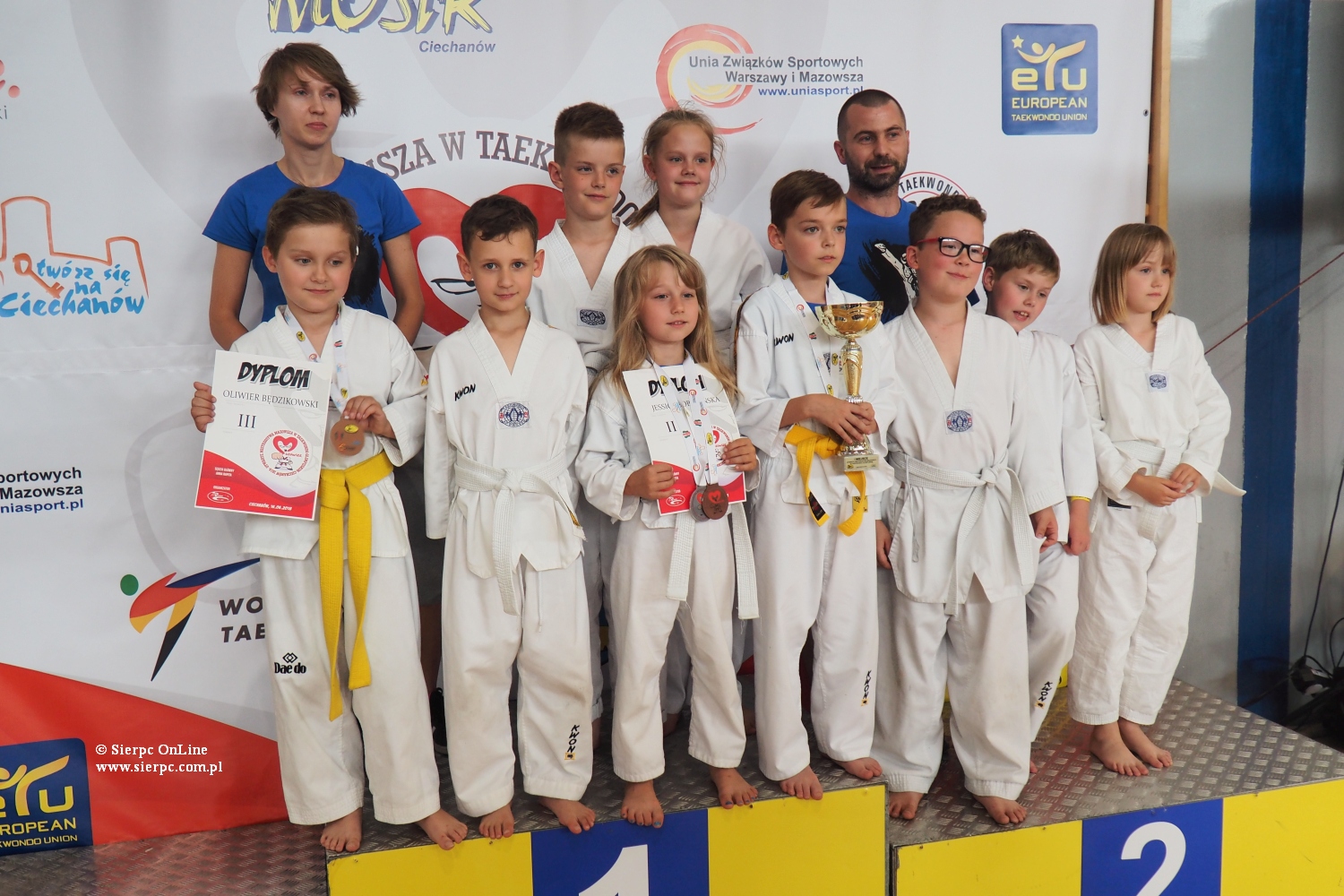 Najmłodsze grupa dzieci z KS Taekyon Sierpc po raz kolejny reprezentowała klub i nasze miasto w Otwartych Mistrzostwach Mazowsza w Taekwondo Olimpijskim, które odbyły się w sobotę 16 czerwca 2018 r. w Ciechanowie.
