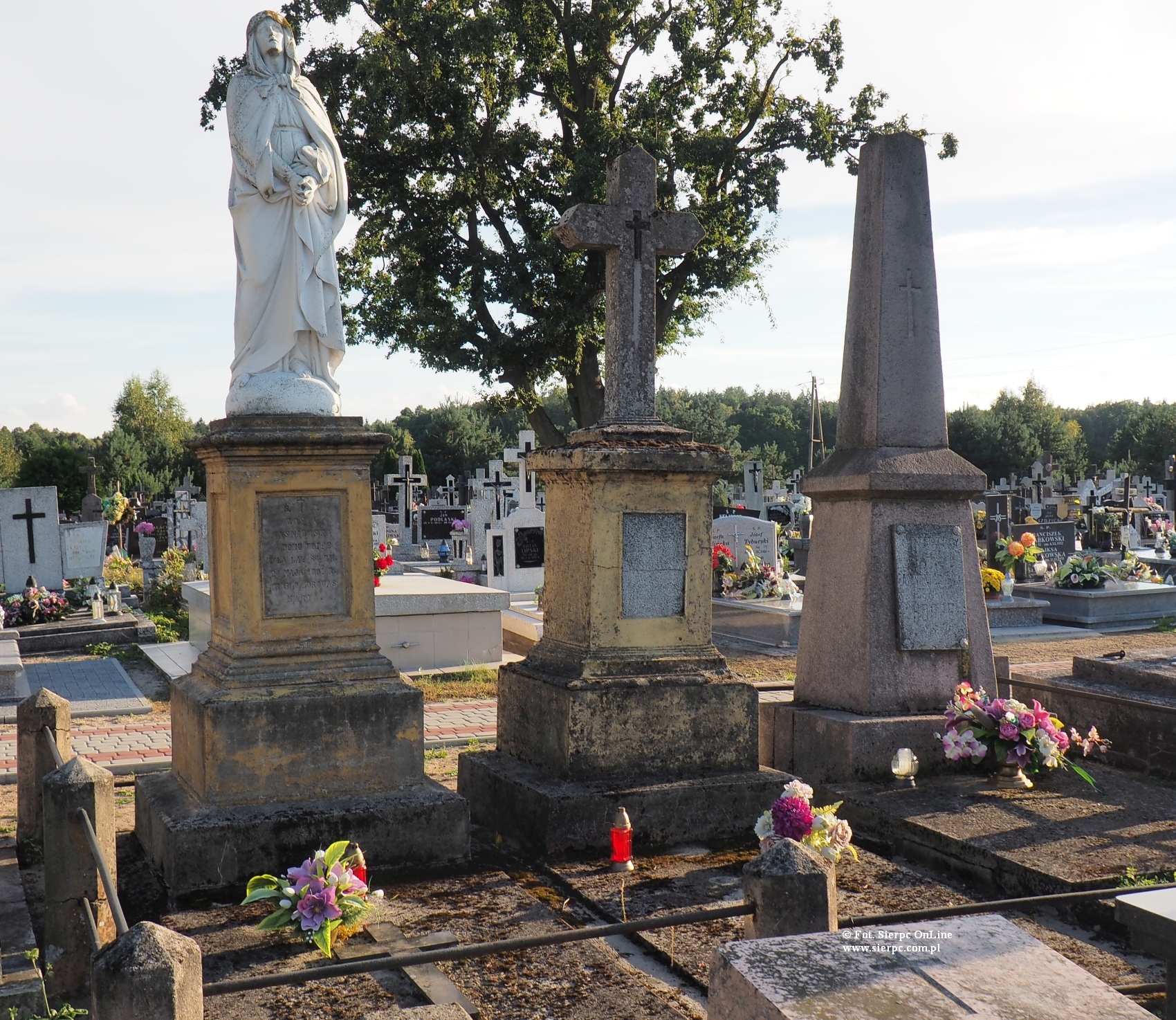 Zabytkowe pomniki na cmentarzu rzymsko-katolickim  we wsi Szczutowo, 16.09.2018 r.