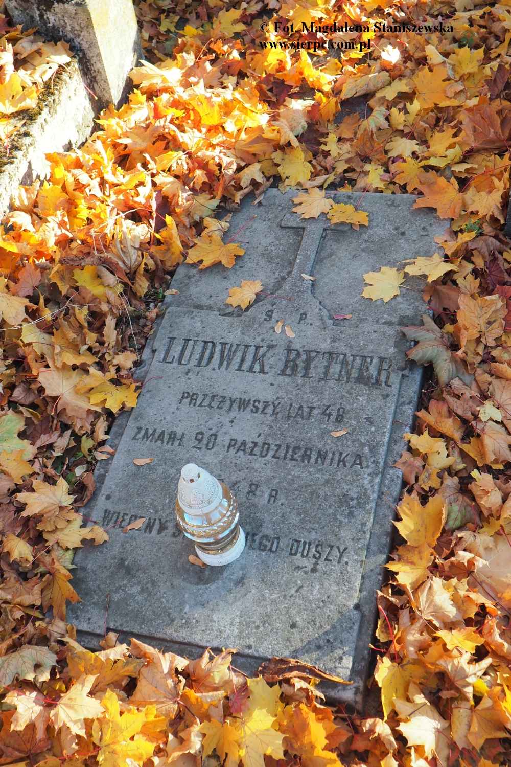 Najstarszy z nagrobkw na sierpeckim cmentarzu parafialnym. Spoczywa tu Ludwik Bytner, sierpecki piwowar, ktry zmar w 1848 r. Fot. 14.10.2018 r.