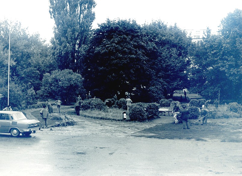 Park botaniczny przed budynkiem obecnego sądu.<BR>Fotografia z lat 70-tych XX w., mieszkańcy porządkują teren w czynie społecznym.