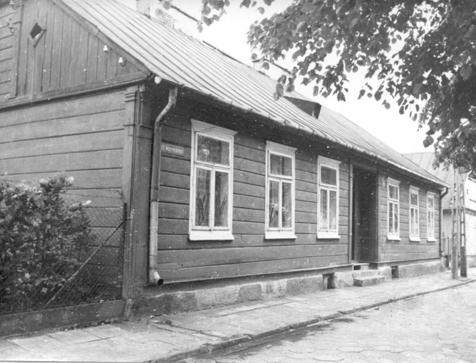 Dom Kulasiskich przy ulicy Farnej 24 na fotografii z lat 70. XX wieku autorstwa Wojciecha Winiewskiego.