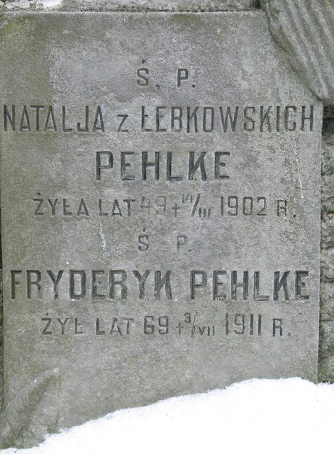 Tablica z grobu rodzinnego Pehlke'w: Natalia i Fryderyk Pehlke.