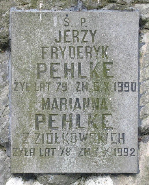 Tablica z grobu rodzinnego Pehlke'w: Marianna i Jerzy Fryderyk.