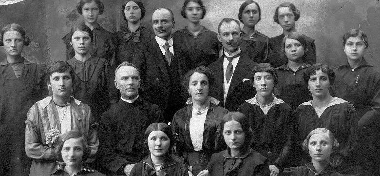 Klasa w Pensji Żeńskiej Anny Piniarowicz, 1915 r.<BR>Druga od prawej w drugim rzędzie od góry - Jadwiga Aurelia Litwińska (Kołodziejska) - późniejsza nauczycielka w SP nr 1.