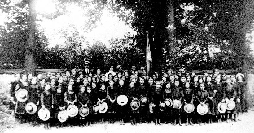 Uczennice i nauczyciele Pensji eskiej Anny Piniarowicz na wycieczce w 1915 r.