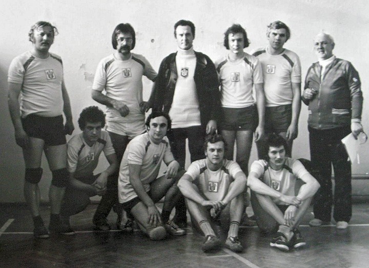 Drużyna siatkarzy Ogniska TKKF <I>Kubuś</I> po meczu - 20 I 1979 r.