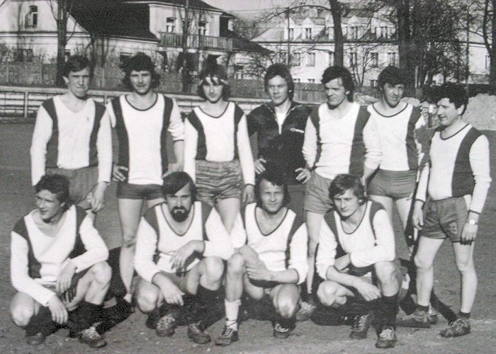 Drużyna Ogniska TKKF <I>Browar</I> w Sierpcu po eliminacjach miejskich i rejonowych w piłce nożnej w ramach Spartakiady XXXV - lecia PRL.<BR>1979 r.