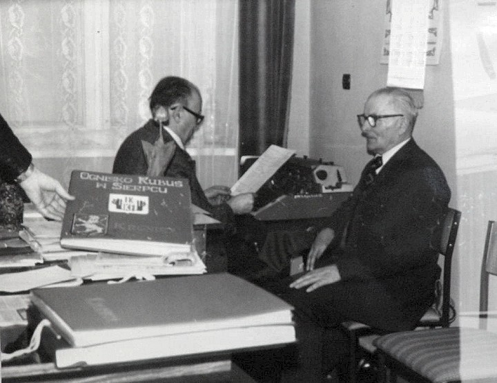 <B>Stanisaw Krukowski</B> (z prawej) wieloletni kasjer Ogniska TKKF <I>Kubu</I>, czonek Stronnictwa Demokratycznego  - Rok 1979.