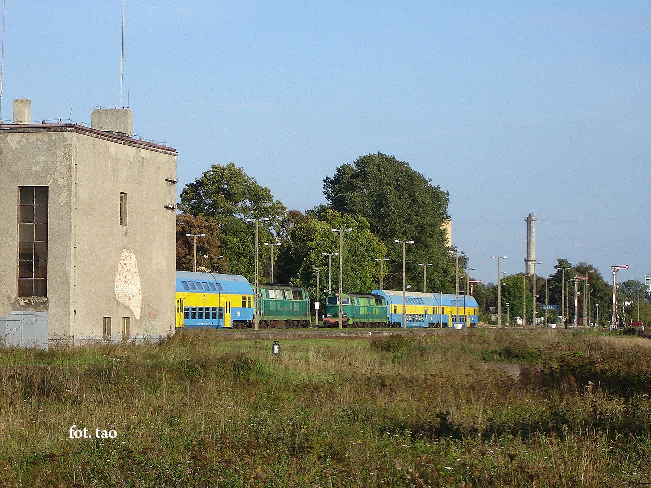 Stacja Sierpc 2007 rok. Foto przedstawia wjedajcy w perony pocig z Torunia i drugi oczekujcy za zwolnieniem toru. Takie skady ju w Sierpcu nie kursuj.