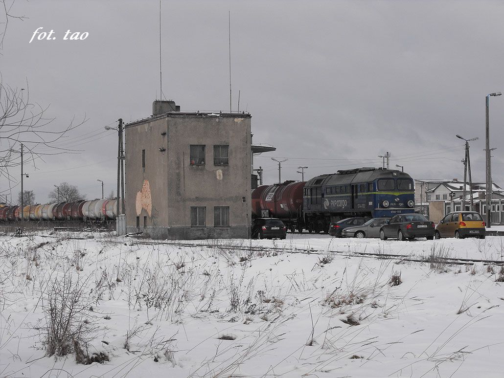 Stacja Sierpc. Skad towarowy czeka na dopicie drugiej lokomotywy, 23.01.2011 r.