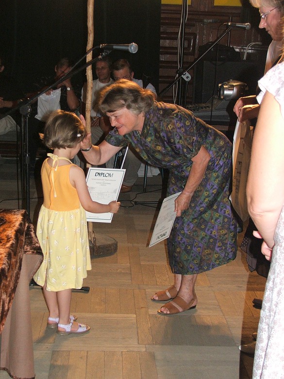 Najmodsza uczestniczka zaj <i>Maej sztalugi</i>, odbywajcych si rwnolegle z <i>XIV Oglnopolskim Plenerem Plastycznym Sierpc 2006</i> - picioletnia Zuzia Pruszyska.