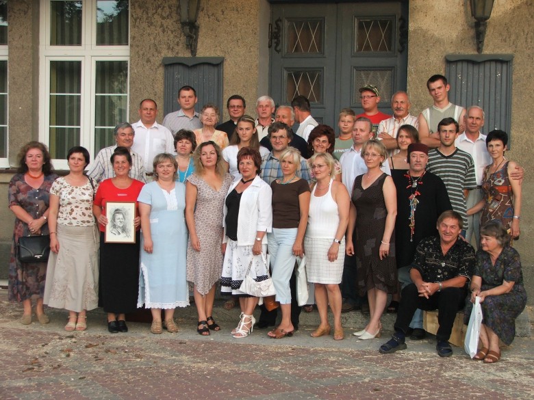 Uczestnicy <i>XIV Oglnopolskiego  Pleneru Plastycznego Sierpc 2006</i> i gocie w dniu zakoczenia.