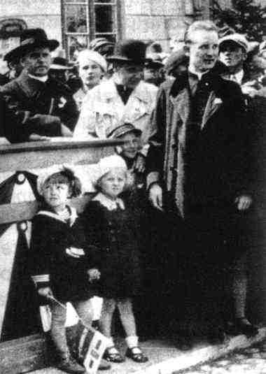 Ksidz Leon Pomaski (1883-1963). Na zdjciu pierwszy z lewej, podczas uroczystoci 3 maja w Sierpcu, lata 30. XX wieku.