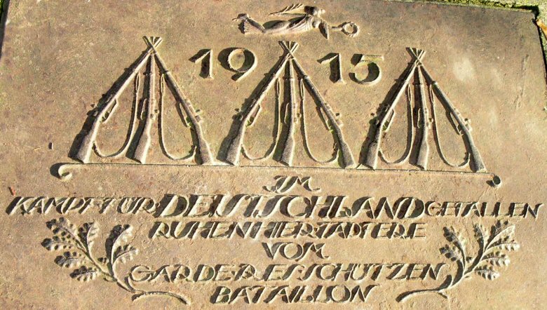 Napis na pycie na pomniku: 1915 <i>Polegli w walce o Niemcy spoczywaja tu waleczni z batalionu strzelcw z Garderes</i><br>(ewentualnie  moe tu chodzi nie o miejscowo Garderes, ale wczesne okrelenie <b>gwardyjskiego  batalionu strzelcw</b>). 