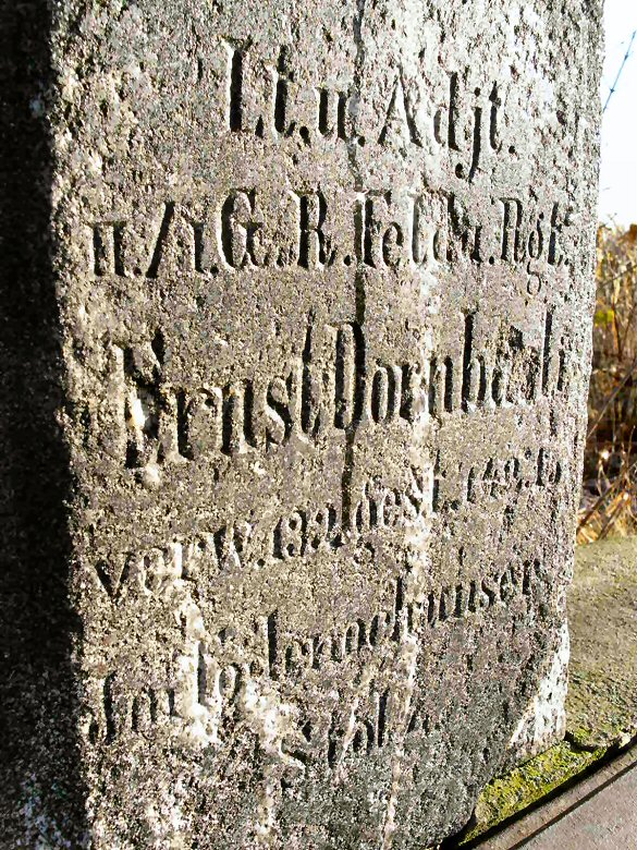 Ernst Dornbach - nazwisko umieszczone na oddzielnym, kamiennym obelisku.