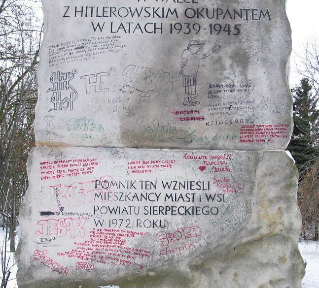 Zdewastowany pomnik w lutym 2004 roku.