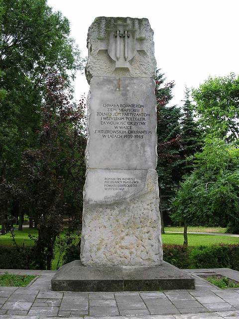 Pomnik wzniesiony w 1972 r., powicony walczcym z hitlerowskim okupantem w latach 1939 -1945.