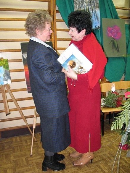 Urszula Strewska i Maria Winiewska, dyrektor Miejskiej Biblioteki Publicznej.