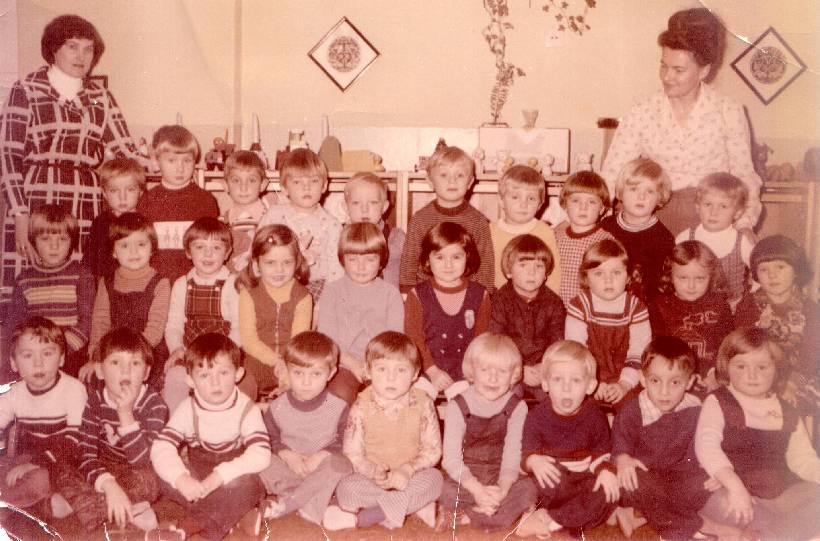 Wychowankowie z opiekunkami w Przedszkolu nr 2.<BR>Fotografia z 1980 r.