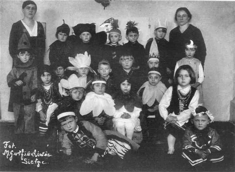 Dzieci i personel pierwszego sierpeckiego przedszkola. Przedszkole byo prywatne, kierowniczk placwki bya Jadwiga Paprocka-stoi z prawej strony. Ok. 1932 r.